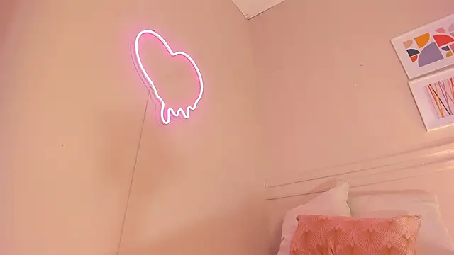 Snapshot of _lucia_18 chatting on 10.16.25 lucia 18 online show from 10.16.25