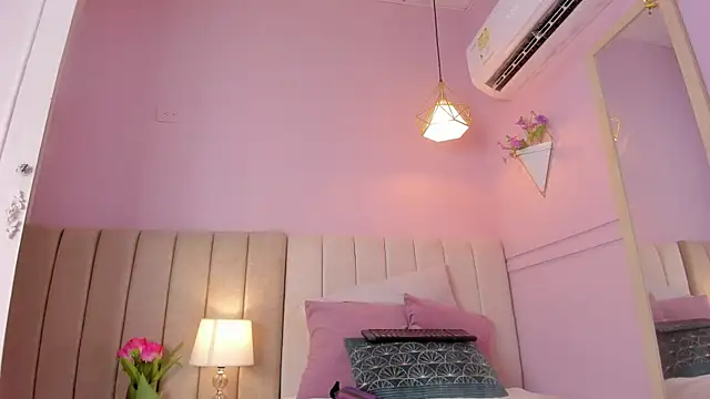 Snapshot of _lucia_18 chatting on 10.22.25 lucia 18 online show from 10.22.25