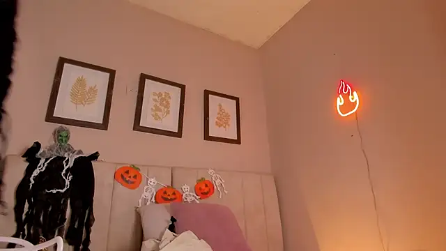 Snapshot of _lucia_18 chatting on 10.31.25 lucia 18 online show from 10.31.25