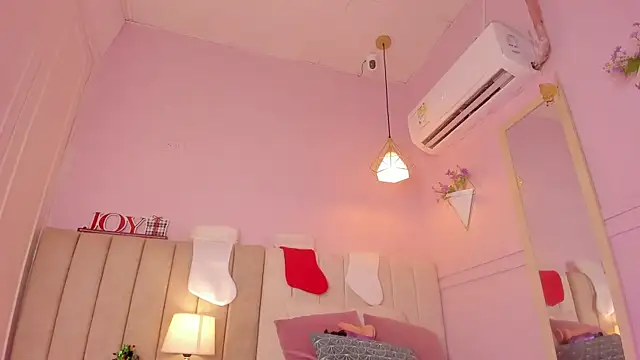 Snapshot of _lucia_18 chatting on 12.18.25 lucia 18 online show from 12.18.25