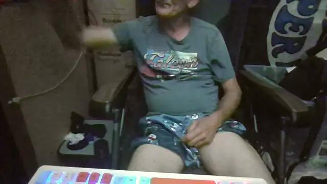 Snapshot of Lovyourpuss chatting on 05.17.26 Lovyourpuss online show from 05.17.26