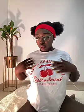 alissradiante1 online show from 10.18.25