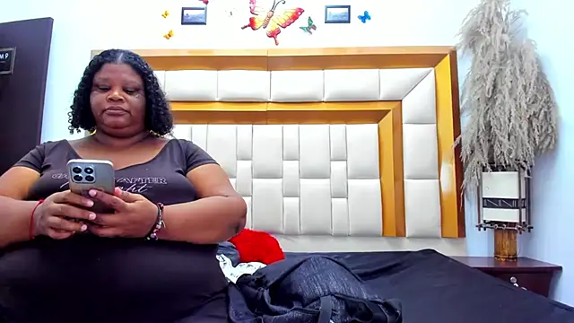 Snapshot of Exoticbigmandy chatting on 03.12.25 Exoticbigmandy online show from 03.12.25