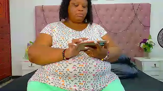 Snapshot of Exoticbigmandy chatting on 10.04.25 Exoticbigmandy online show from 10.04.25