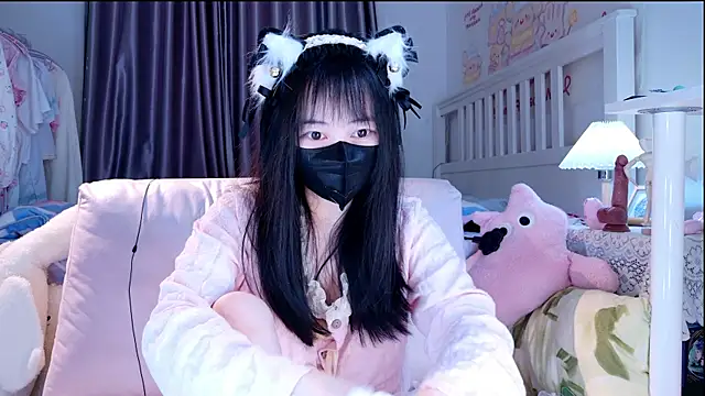 Snapshot of love-uiui chatting on 10.31.25 love-uiui online show from 10.31.25