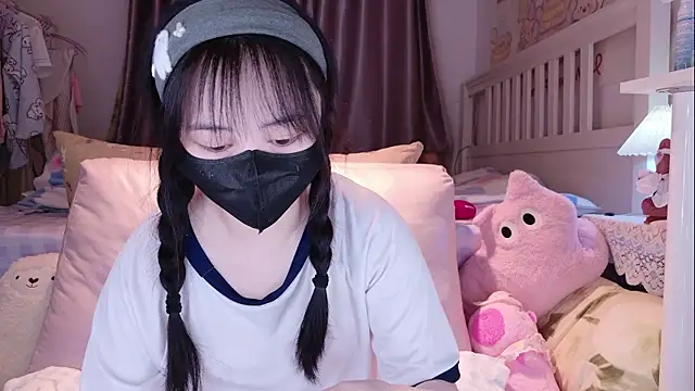 Snapshot of love-uiui chatting on 11.23.25 love-uiui online show from 11.23.25