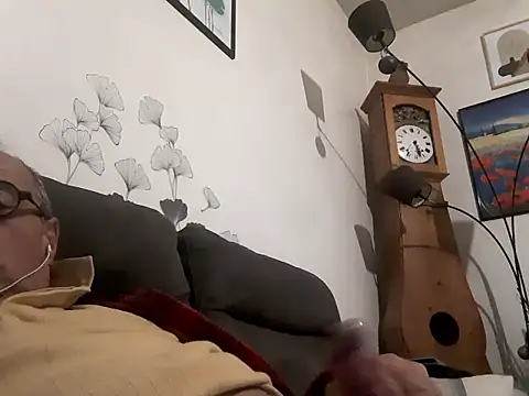 Snapshot of Vince072 chatting on 09.16.25 Vince072 online show from 09.16.25