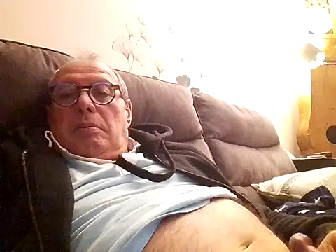 Snapshot of Vince072 chatting on 10.08.25 Vince072 online show from 10.08.25