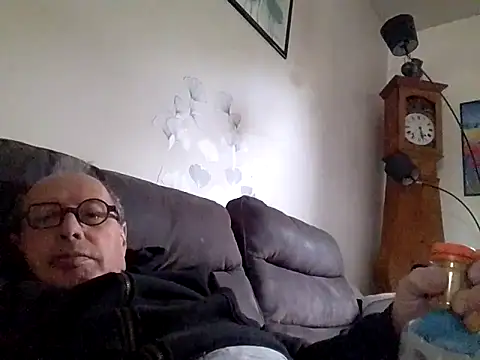 Snapshot of Vince072 chatting on 10.10.25 Vince072 online show from 10.10.25