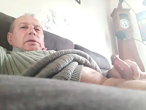 Snapshot of Vince072 chatting on 11.06.25 Vince072 online show from 11.06.25