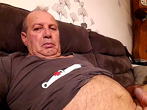 Snapshot of Vince072 chatting on 11.07.25 Vince072 online show from 11.07.25