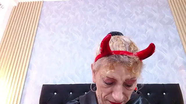 Snapshot of xandrinakarzon chatting on 10.31.25 xandrinakarzon online show from 10.31.25