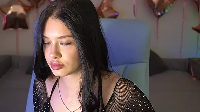 Snapshot of ReginaWine chatting on 09.19.25 ReginaWine online show from 09.19.25