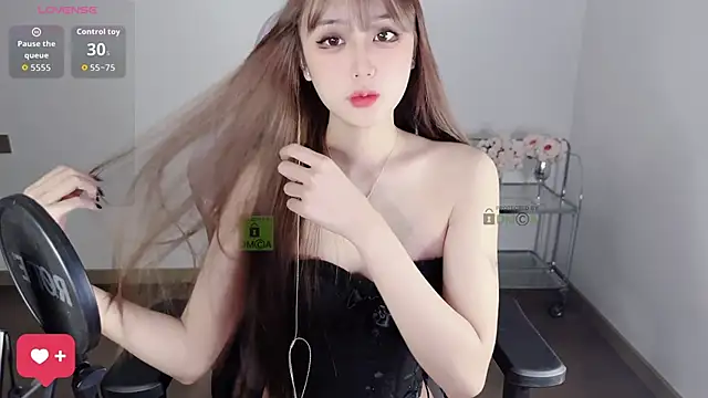 Snapshot of OwQoll chatting on 10.23.25 OwQoll online show from 10.23.25