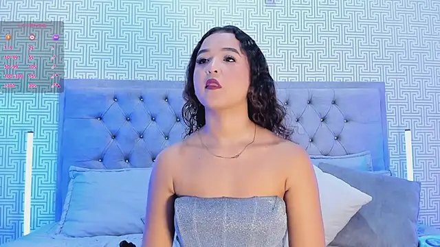 Snapshot of Evaa_Lunna_ chatting on 10.31.25 Evaa Lunna online show from 10.31.25