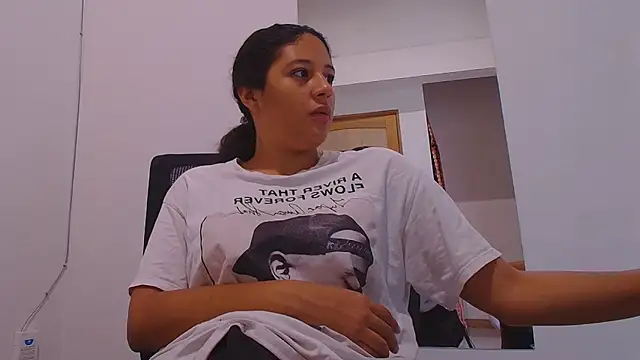 Snapshot of Aria_Arthur chatting on 09.10.25 Aria Arthur online show from 09.10.25