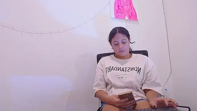 Snapshot of Aria_Arthur chatting on 09.22.25 Aria Arthur online show from 09.22.25