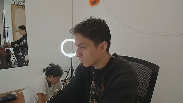 Snapshot of Aria_Arthur chatting on 10.12.25 Aria Arthur online show from 10.12.25