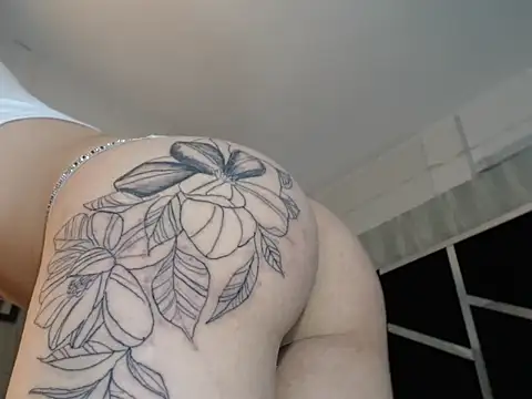 Snapshot of chaniesmith69x chatting on 10.30.25 chaniesmith69x online show from 10.30.25