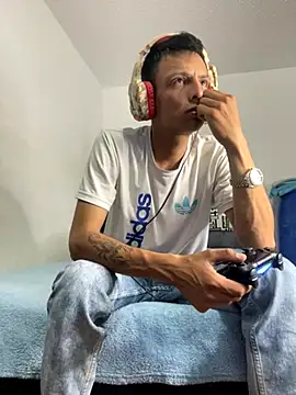 Snapshot of andrewcoopper1 chatting on 09.25.25 andrewcoopper1 online show from 09.25.25