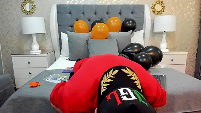 ZoeKrug online show from 10.14.25