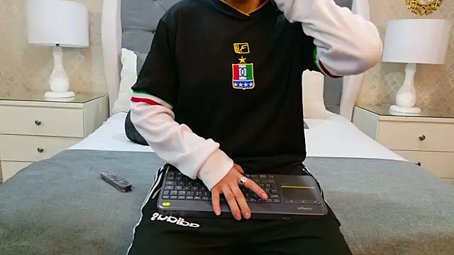 ZoeKrug online show from 11.12.25