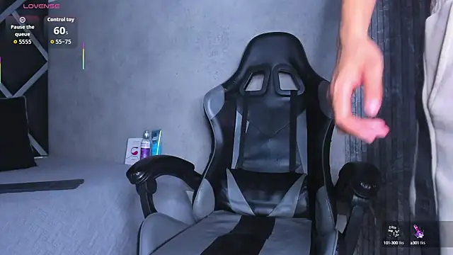 Snapshot of hot_boy_04 chatting on 09.18.25 hot boy 04 online show from 09.18.25