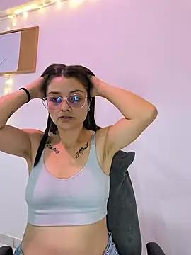 Snapshot of Coralinne__ chatting on 05.19.26 Coralinne online show from 05.19.26
