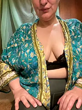 Snapshot of FetishIris chatting on 10.22.25 FetishIris online show from 10.22.25