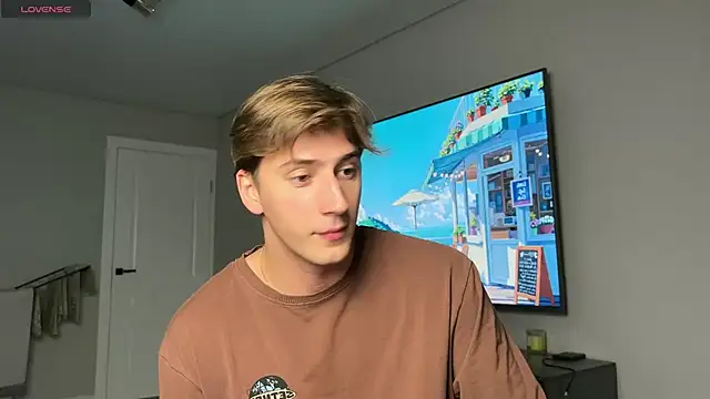 Snapshot of DaniHort chatting on 10.28.25 DaniHort online show from 10.28.25