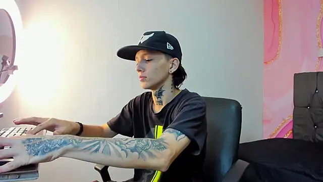 Snapshot of StraightBoy_Nick chatting on 10.08.25 StraightBoy Nick online show from 10.08.25