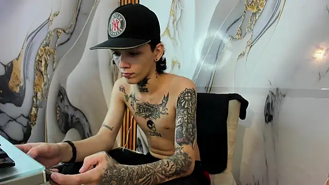 Snapshot of StraightBoy_Nick chatting on 11.08.25 StraightBoy Nick online show from 11.08.25