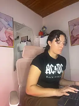 Dannaa Lovs online show from 10.14.25