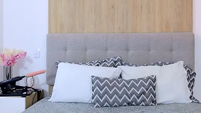 Snapshot of BeckySalas chatting on 10.30.25 BeckySalas online show from 10.30.25