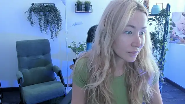 Snapshot of AstraMonroe chatting on 05.05.26 AstraMonroe online show from 05.05.26