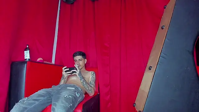 Snapshot of extreme_hot_crazy chatting on 10.20.25 extreme hot crazy online show from 10.20.25