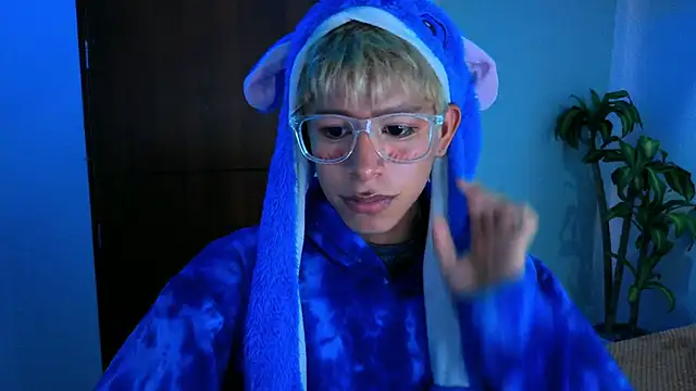 Snapshot of taichi_bluy chatting on 11.24.25 taichi bluy online show from 11.24.25