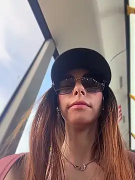 Amelie Crosby online show from 06.06.26