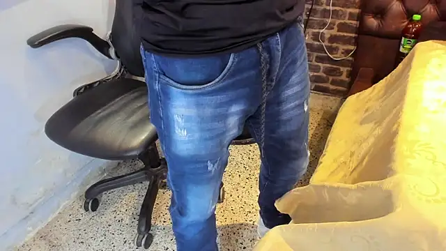 Snapshot of VinzenzRizzo chatting on 10.27.25 VinzenzRizzo online show from 10.27.25