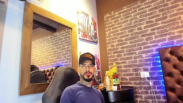 Snapshot of VinzenzRizzo chatting on 10.28.25 VinzenzRizzo online show from 10.28.25