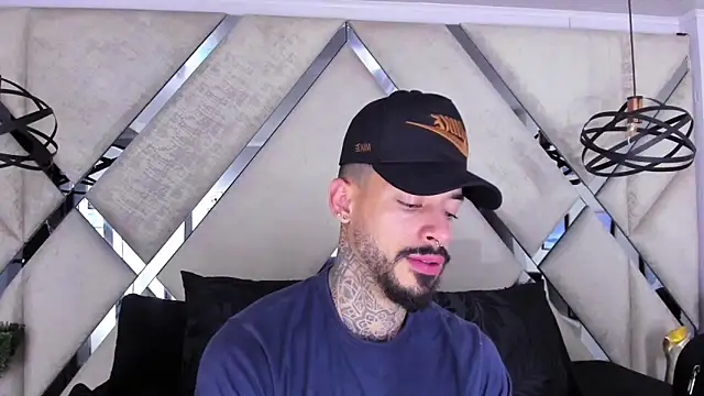 Snapshot of VinzenzRizzo chatting on 11.08.25 VinzenzRizzo online show from 11.08.25