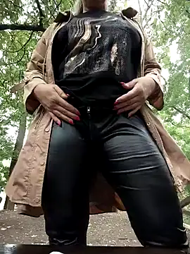 Snapshot of BigAssMom_ chatting on 10.09.25 BigAssMom online show from 10.09.25