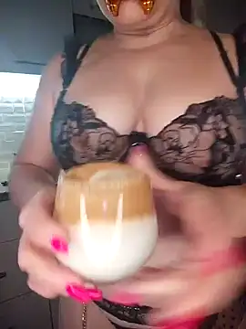 Snapshot of BigAssMom_ chatting on 06.17.26 BigAssMom online show from 06.17.26