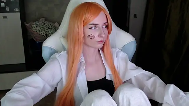 Snapshot of Cutti_Crystal chatting on 10.30.25 Cutti Crystal online show from 10.30.25