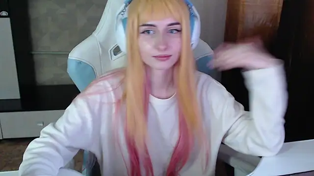 Snapshot of Cutti_Crystal chatting on 02.17.26 Cutti Crystal online show from 02.17.26