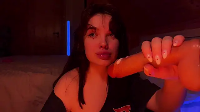 Snapshot of Crucio chatting on 02.21.26 Crucio online show from 02.21.26