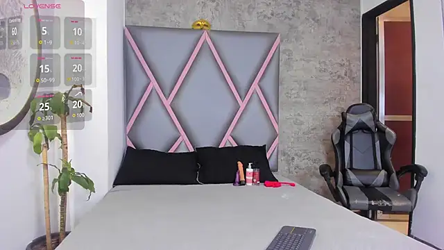 Quee Sophine online show from 12.16.25