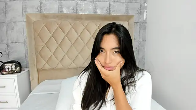 Starbutterflyy  online show from 10.12.25