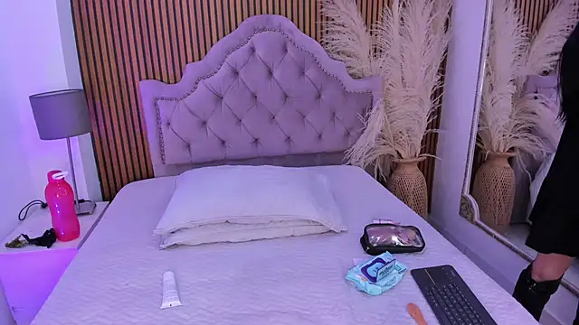 Starbutterflyy  online show from 02.23.26