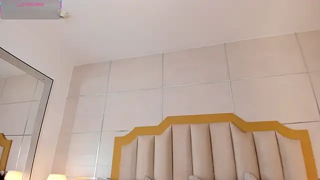 Snapshot of MaddieParker chatting on 10.29.25 MaddieParker online show from 10.29.25